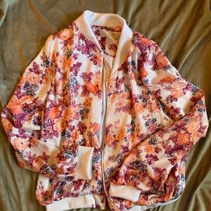 Zip up jacket. Size XL.